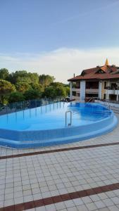 una gran piscina azul en un edificio en GiòHome - best apartment, en Grado