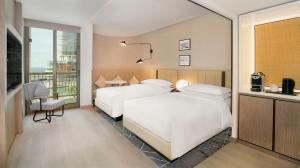 Postel nebo postele na pokoji v ubytování Sheraton Abu Dhabi Hotel & Resort