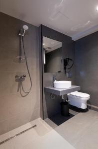 een badkamer met een wastafel, een toilet en een douche bij BET25 Hotel in Batoemi