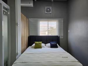 מיטה או מיטות בחדר ב-Urbanview Hotel The Tang Balikpapan by RedDoorz