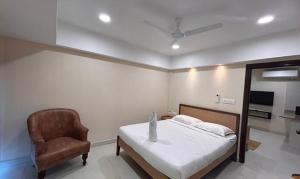 FabHotel Prime AM Suites Near Yashoda Hospital tesisinde bir odada yatak veya yataklar
