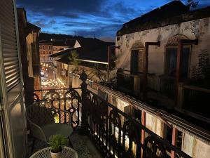- un balcon avec vue sur la ville la nuit dans l'établissement Apartamento en el corazón de Casco Viejo Panamá 14, à Panama City
