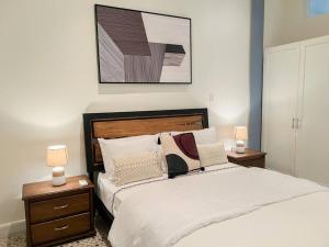 ein Schlafzimmer mit einem großen Bett mit zwei Nachttischen in der Unterkunft Apartamento en el corazón de Casco Viejo Panamá 14 in Panama-Stadt