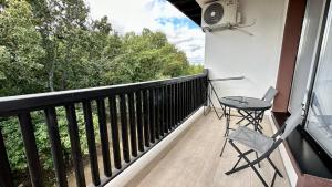 een balkon met een tafel, een stoel en een luidspreker bij The Green Paradise Apartments in Primorsko