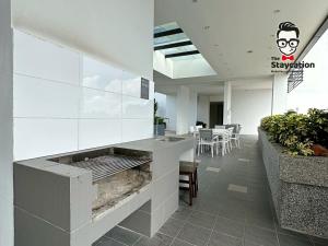 ครัวหรือมุมครัวของ Staycation Homestay 24 Royal Richmond Near Airport