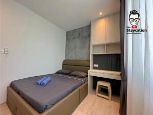 um pequeno quarto com uma cama e uma secretária em Staycation Homestay 24 Royal Richmond Near Airport em Kuching