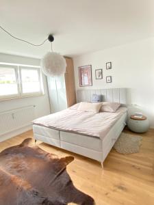 1 dormitorio con 1 cama blanca grande en una habitación en Ferienwohnung Lieblingsplatz in Aichtal-Grötzingen, en Aichtal 