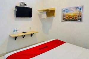 Postel nebo postele na pokoji v ubytování RedDoorz At Damai Guest House Kabanjahe