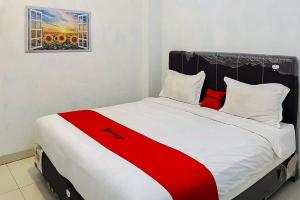 Postel nebo postele na pokoji v ubytování RedDoorz At Damai Guest House Kabanjahe