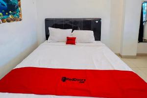 Postel nebo postele na pokoji v ubytování RedDoorz At Damai Guest House Kabanjahe