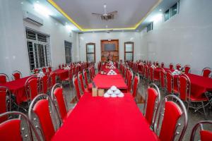 a banquet hall with red tables and red chairs at Lai Dinh Hotel in Sầm Sơn