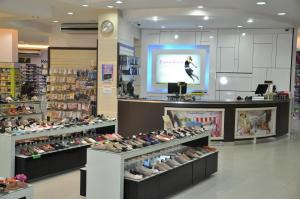 una zapatería con muchos tipos diferentes de zapatos expuestos en Salim Inn, en Sibu