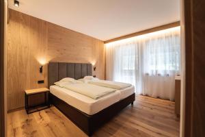 歐托內鎮的住宿－Aparthotel Zum Schlössl，一间卧室设有一张床和一个大窗户