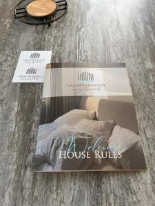 庫魯塔的住宿－Grand Kourouta，地板上的杂志,带一张床和一张桌子