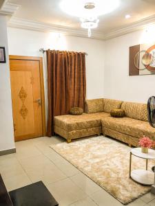 un soggiorno con divano e porta di Cozy 1 bedroom apartment in Abuja ad Abuja