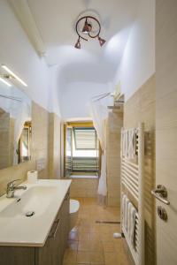 bagno con lavandino, servizi igienici e specchio di Garibaldi 57 a Loano