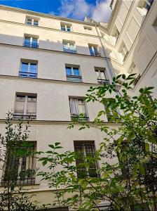 a tall building with windows on the side of it at Cosy 25 sqm Studio in Heart of Paris in Paris