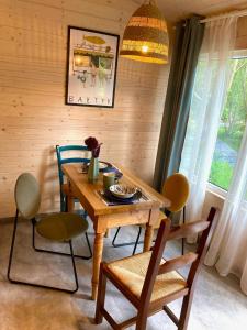 jadalnia z drewnianym stołem i krzesłami w obiekcie Apartamenty Atol w Pogorzelicy