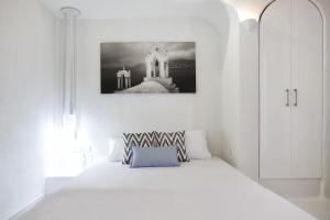 A bed or beds in a room at Privée Santorini