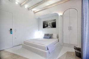 A bed or beds in a room at Privée Santorini