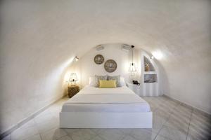 A bed or beds in a room at Privée Santorini