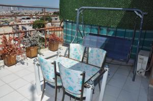 drie stoelen en een tafel op een balkon bij Konak EuroBest Otel in Konak