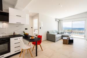 een keuken en woonkamer met een tafel en stoelen bij Sail Away Home in Kalamata, Marina Serenity (B4) in Kalamata