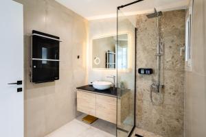 een badkamer met een wastafel en een glazen douche bij Sail Away Home in Kalamata, Marina Serenity (B4) in Kalamata +31 foto's