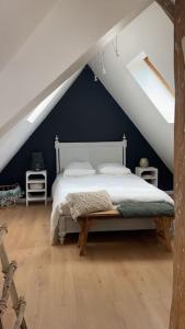 - une chambre mansardée avec un lit blanc dans l'établissement Maison 6 personnes 3 chambres proche grand stade Pierre mauroy, à Camphin-en-Pévèle
