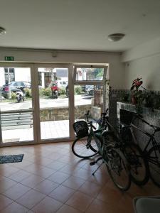 um par de bicicletas estacionadas numa sala com um edifício em Rooms Izola em Izola