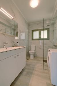 Kúpeľňa v ubytovaní Ouzo Stone House 2 with private pool + 26 fotografií