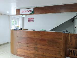 un restaurante con encimera de madera en una habitación en Green View Executive Stay's en Ernakulam