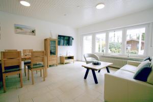 Μια τηλεόραση ή/και κέντρο ψυχαγωγίας στο Ferienhaus Pelikanstr 78 Ostermann Bungalow 4