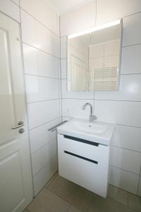 Ένα μπάνιο στο Ferienhaus Pelikanstr 78 Ostermann Bungalow 4