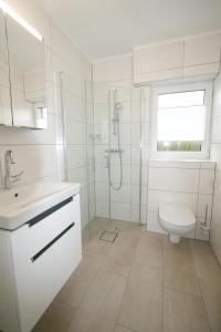 Ένα μπάνιο στο Ferienhaus Pelikanstr 78 Ostermann Bungalow 4 +20 φωτογραφίες