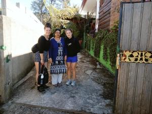 Un gruppo di tre donne in un vicolo di 20/20 wood cabana a Nuwara Eliya