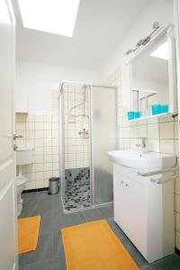 Ferienhaus Pelikanstr 129 Ostermann Bungalow 5 في نورديش: حمام مزود بدش ومغسلة