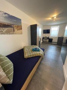 une chambre avec un lit et un salon dans l'établissement MR Ferienwohnung - Einzelzimmer Frieda, à Schellerten