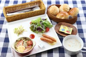 uma mesa com um prato de comida e cestos de pão em Naughty Cao em Yamanakako