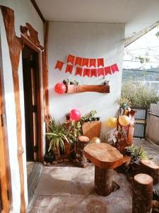 um alpendre com um banco e um cartaz que diz feliz aniversário em 20/20 wood cabana em Nuwara Eliya