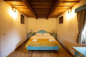 a bedroom with a bed and two night stands at Due Fratelli Village Resort in Şinteu