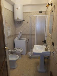 La petite salle de bains est pourvue de toilettes et d'un lavabo. dans l'établissement Case Magliolo, à Cefalù