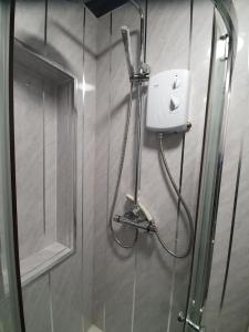 La salle de bains est pourvue d'une douche. dans l'établissement Femros Apartments, 15mins to city center., à Smethwick