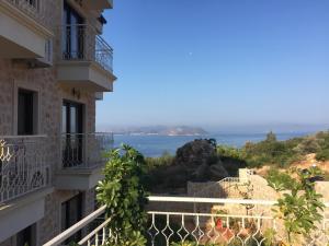 vistas al océano desde el balcón de un edificio en Derya Beach Apartment, en Kas