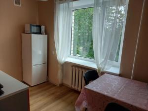 een keuken met een tafel en een groot raam bij Лучшее жилье для отпуска в г. Sillamäe in Sillamäe