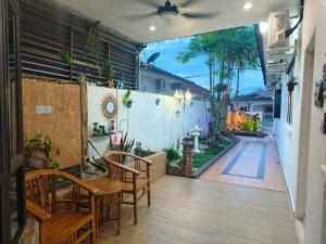 een patio met een tafel en stoelen en een hek bij Taiping Vacation Home in Taiping