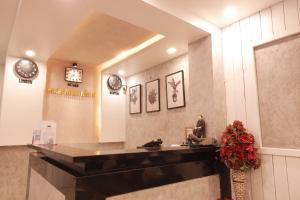 baño con encimera y relojes en la pared en Hotel Minh Hang en Phan Thiet