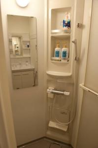 La petite salle de bains est pourvue d'un évier et d'un réfrigérateur. dans l'établissement EK House Kamata A, Simple&Stylish, Near Haneda/Shinagawa, one floor, à Tokyo