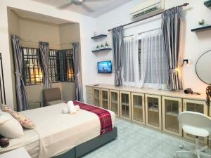 een slaapkamer met een bed, een bureau en een spiegel bij Taiping Vacation Home in Taiping