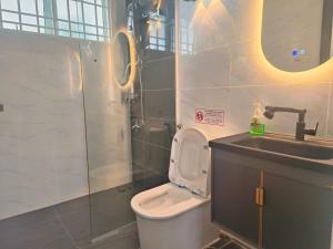 een badkamer met een toilet en een wastafel bij Taiping Vacation Home in Taiping